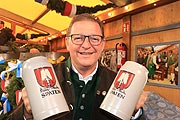 Brauereichef Bernhard Klier mit neuen Steinkrügen vor dem Anzapf-Fass (©Foto: Martin Schmitz)